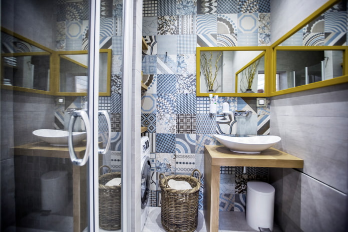 Eckspiegel im Badezimmer