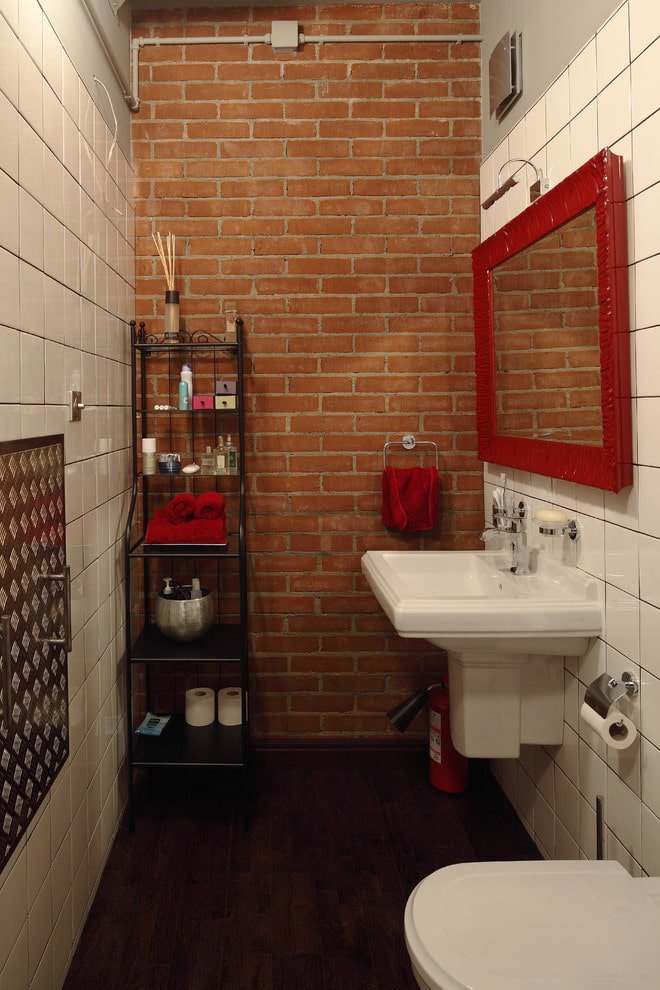 Spiegel in einem roten Rahmen im Badezimmerinterieur