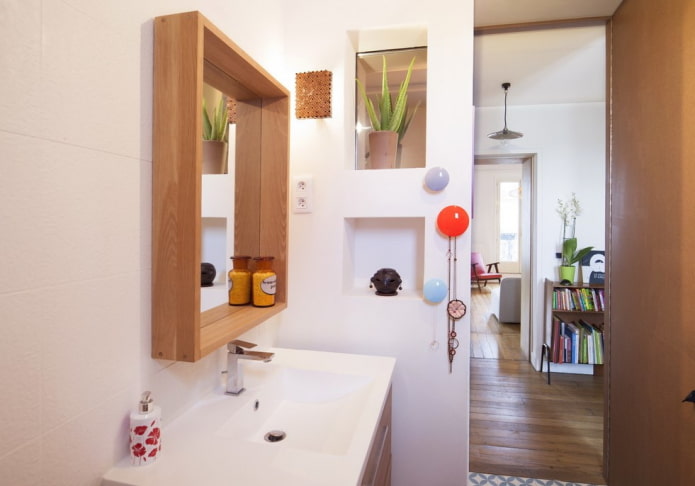 Spiegel mit Ablage im Badezimmer