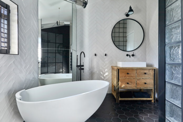 Spot über dem Spiegel im Badezimmer