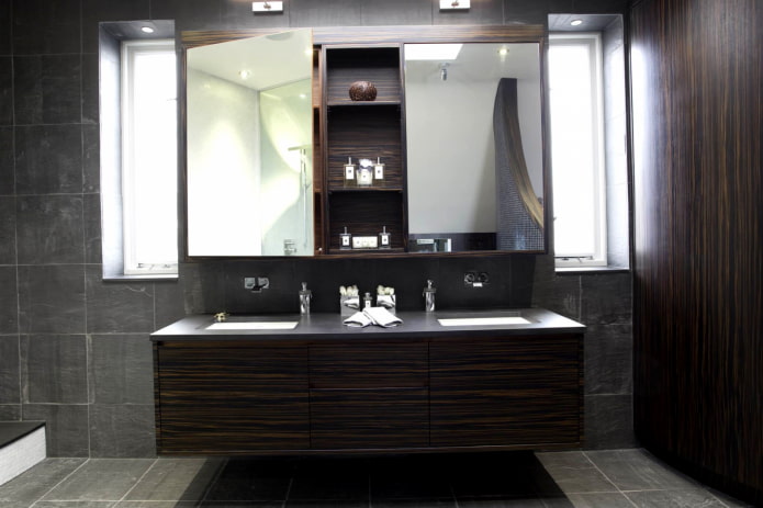 Spiegel mit Ablage im Badezimmer