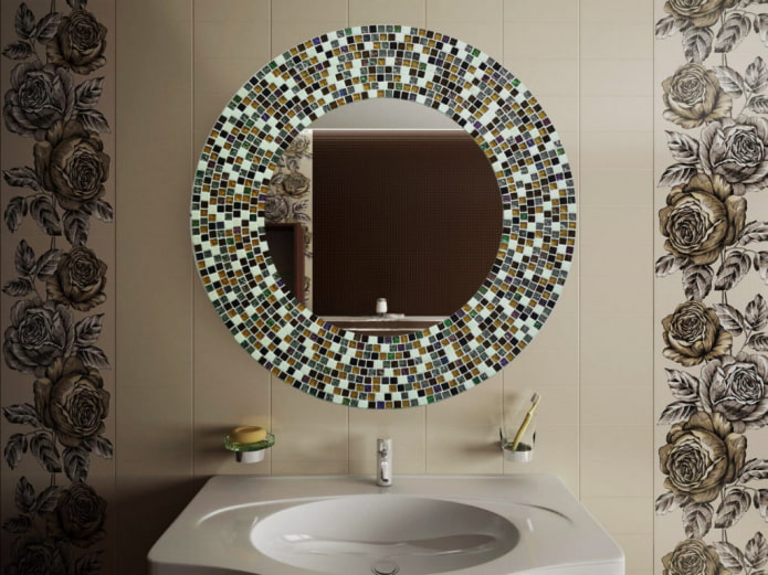 Spiegel mit Mosaik im Badezimmer