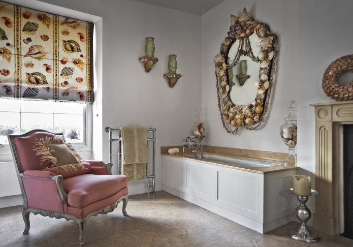 Spiegel mit Muscheln im Badezimmer