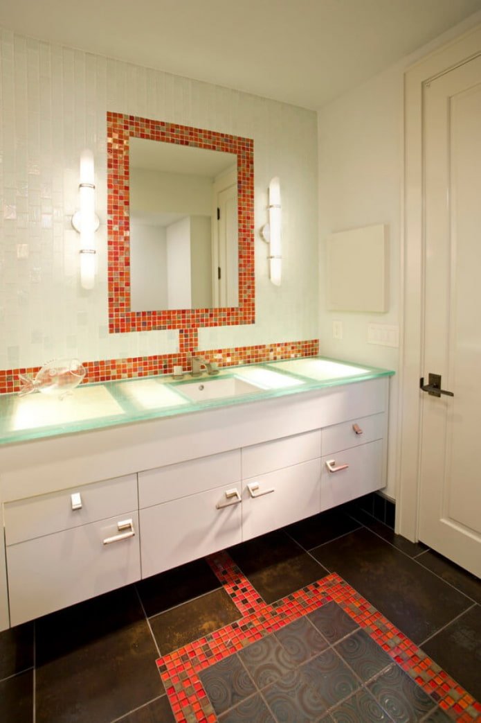 Spiegel mit Mosaik im Badezimmer