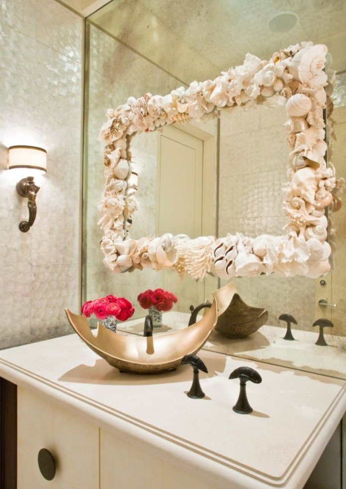 Spiegel mit Muscheln im Badezimmer