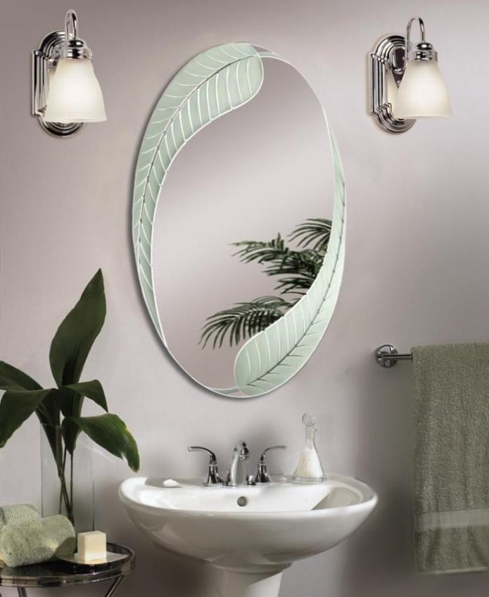 Spiegel mit sandgestrahltem Design im Badezimmer