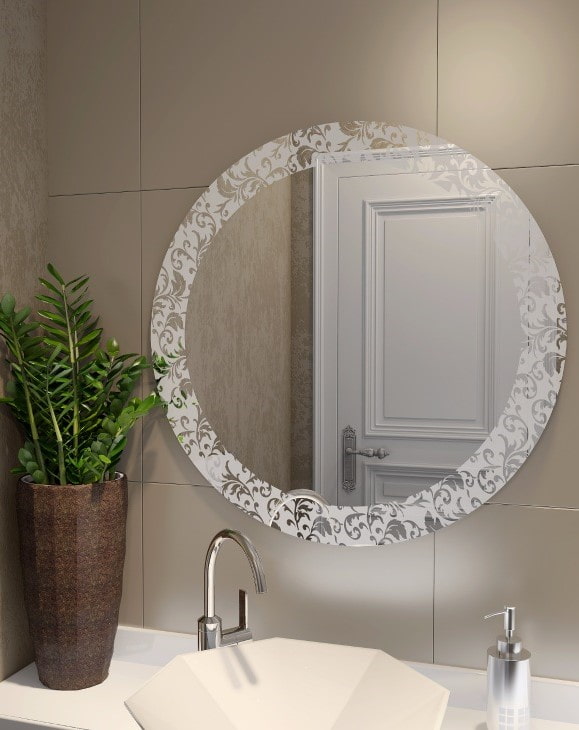 Spiegel mit sandgestrahltem Design im Badezimmer