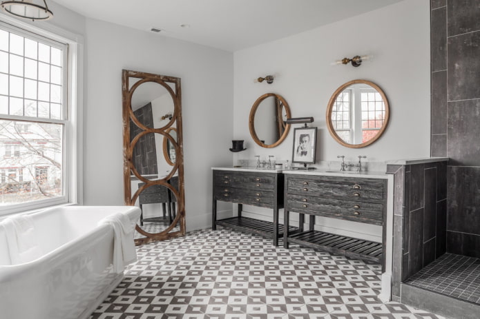 Standspiegel im Badezimmer