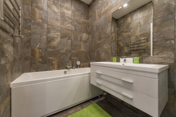 Quadratischer Spiegel im Badezimmer