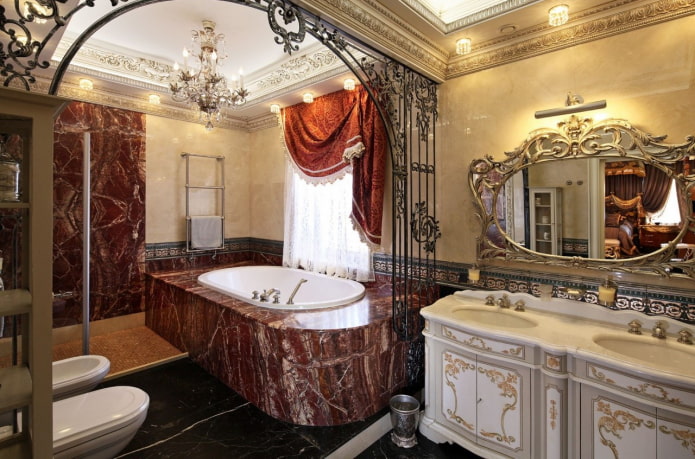 Spiegel in einem Badezimmer im Barockstil