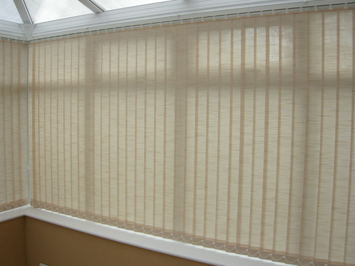 Beige Vertikaljalousien auf dem Balkon