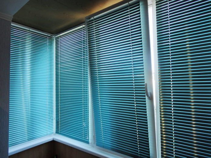 Aluminiumlamellen auf der Loggia
