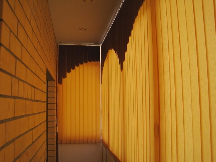 Mehrstruktur-Jalousien auf der Loggia