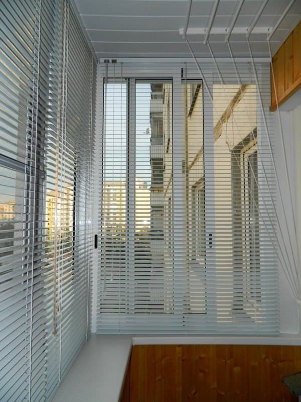 horizontale Jalousien an Schiebefenstern auf der Loggia
