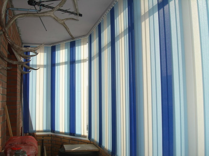 Mehrfarbige Vertikaljalousien an der Loggia