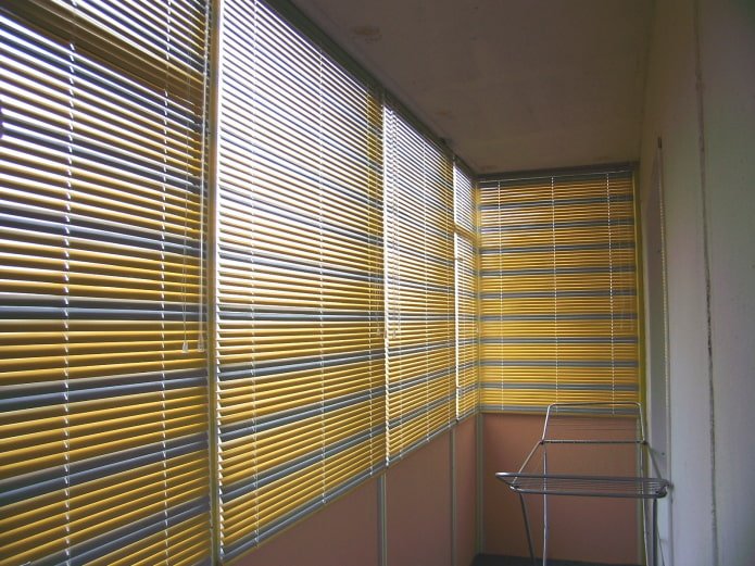 mehrfarbige horizontale Jalousien auf der Loggia