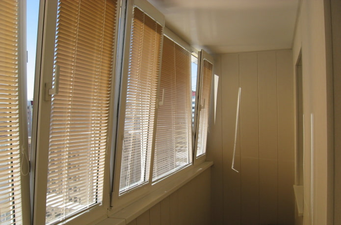 Beige Horizontaljalousien auf der Loggia