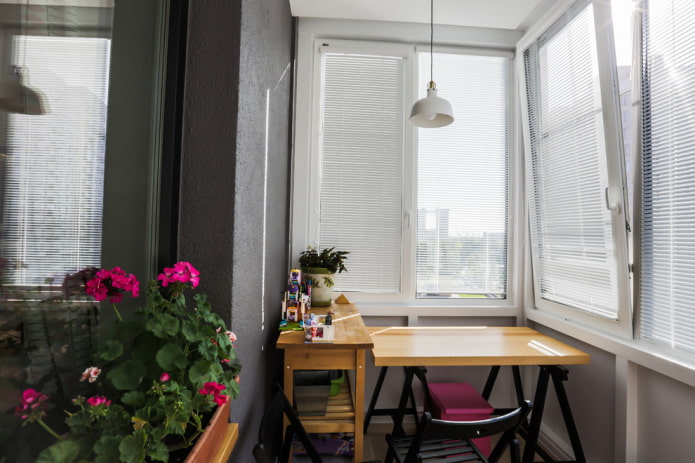 weiße Horizontaljalousien auf der Loggia