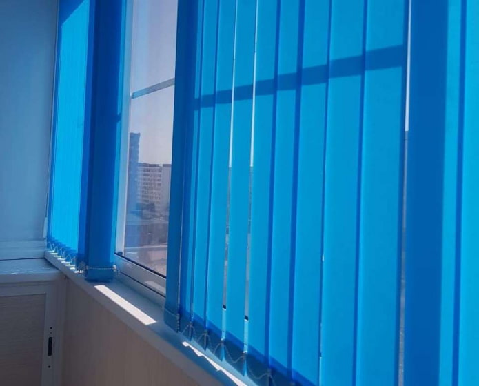 Blaue Vertikaljalousien auf der Loggia 
