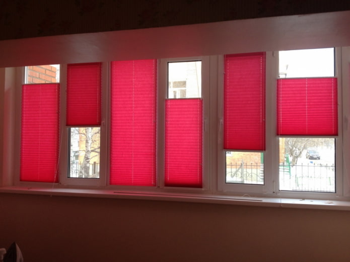 Rote Plissees auf der Loggia