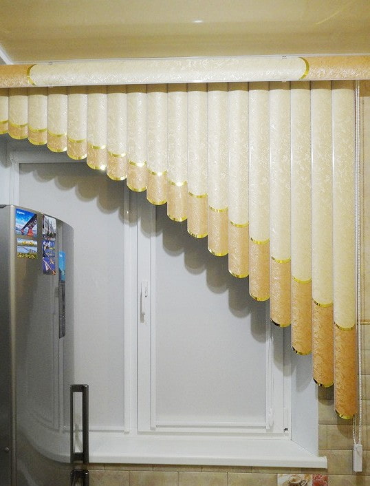 Jalousien mit goldenen Elementen