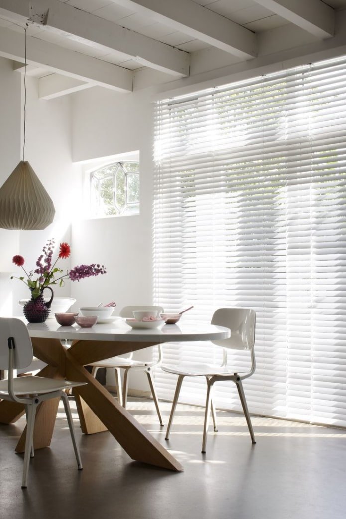 weiße Horizontaljalousien im Esszimmer