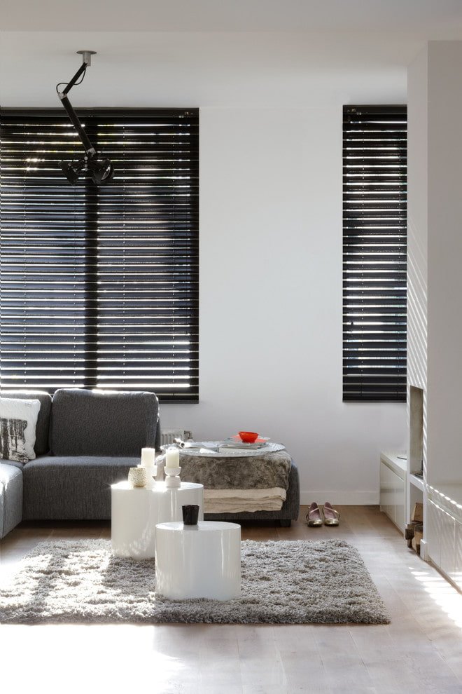 Schwarze horizontale Jalousien im Wohnzimmer