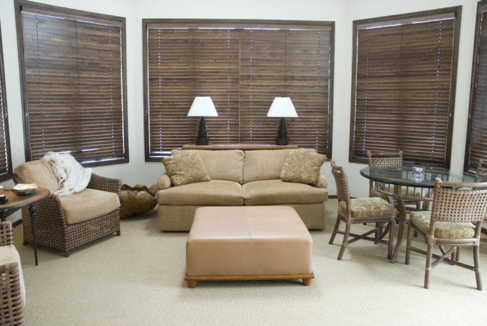 braune horizontale Lamellen im Wohnzimmer