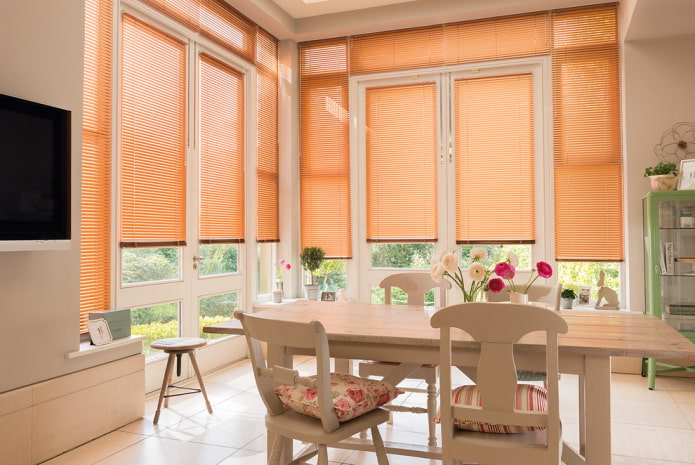 orangefarbene Horizontaljalousien im Esszimmer