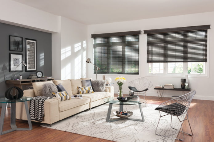 Kurze horizontale Lamellen im Wohnzimmer
