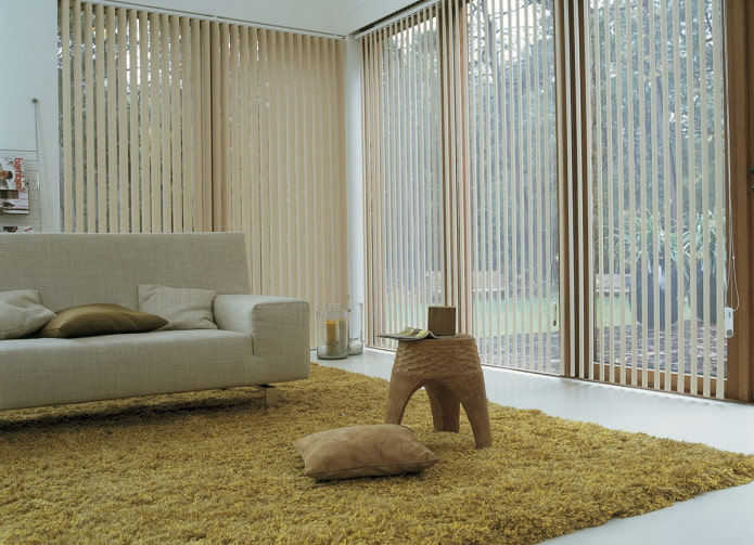 Beige vertikale Lamellen im Wohnzimmer