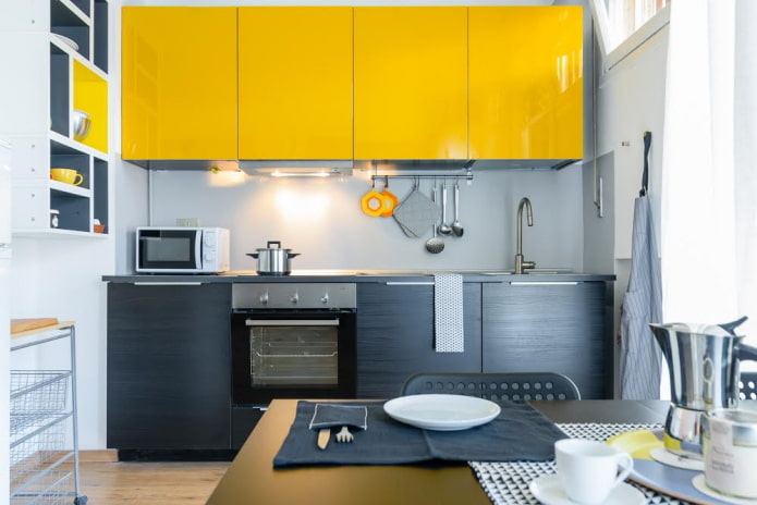 Kücheninterieur in Schwarz-Gelb-Tönen