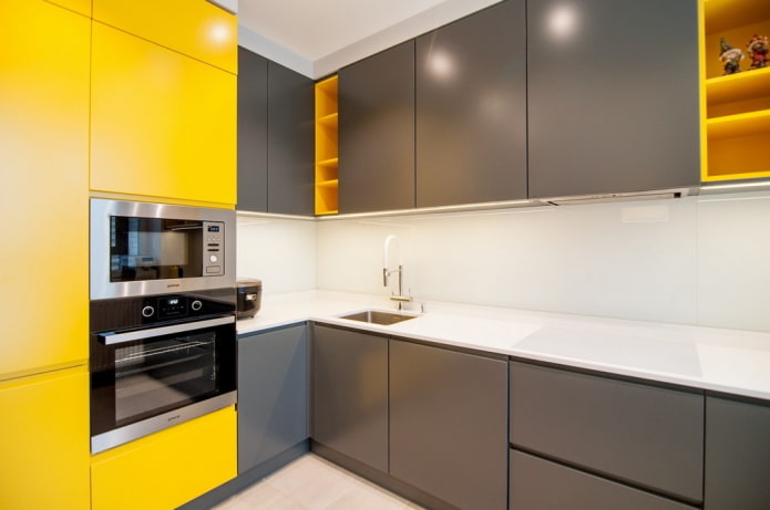 Kücheninterieur in Gelb- und Grautönen