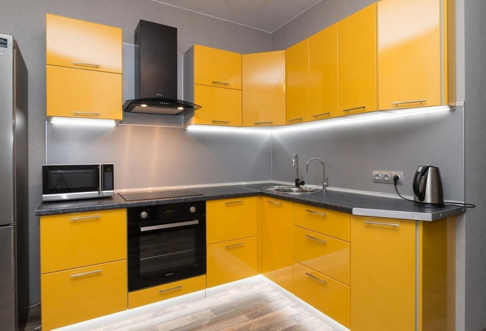 Kücheninterieur in Gelb- und Grautönen
