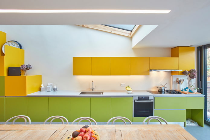 Kücheninterieur in gelbgrünen Tönen