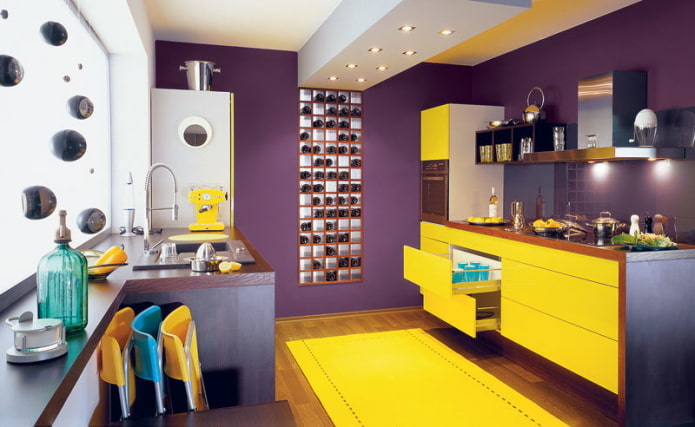 Kücheninterieur in Gelb- und Lilatönen