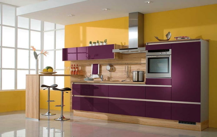 Kücheninterieur in Gelb- und Lilatönen
