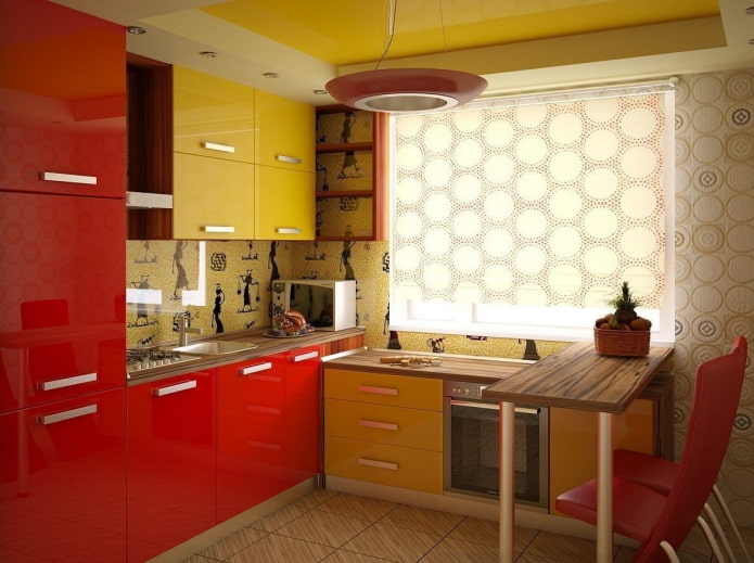 Kücheninterieur in Gelb- und Rottönen