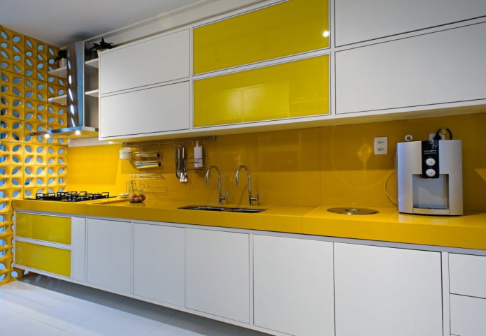 Kücheninterieur in Gelb- und Weißtönen