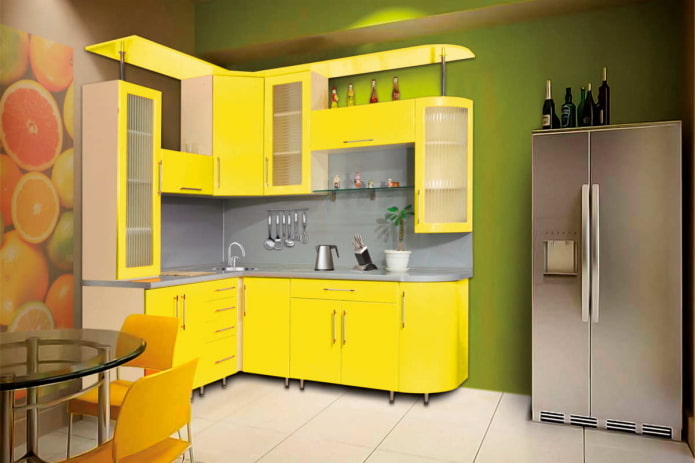 Kücheninterieur in gelbgrünen Tönen