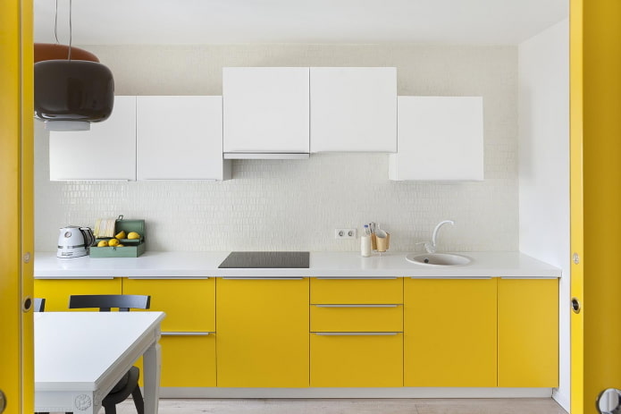 Kücheninterieur in Gelb- und Weißtönen