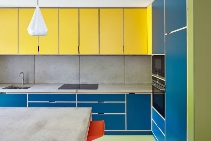 Kücheninterieur in Gelb- und Blautönen