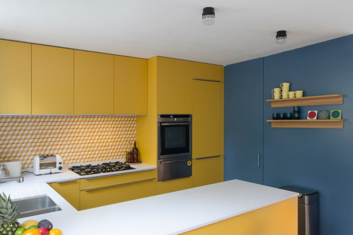 Kücheninterieur in Gelb- und Blautönen