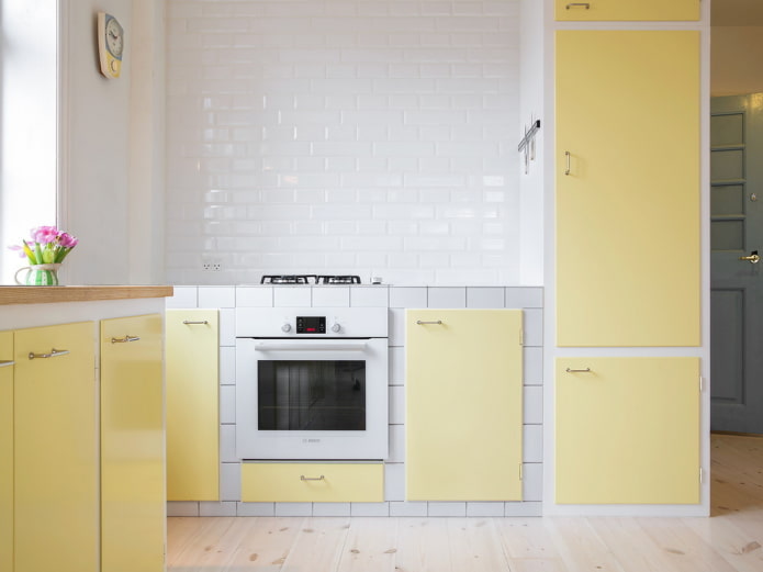 Kücheninterieur in Gelbtönen