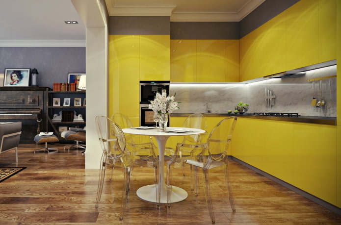 Möbel und Geräte im Kücheninterieur in Gelbtönen