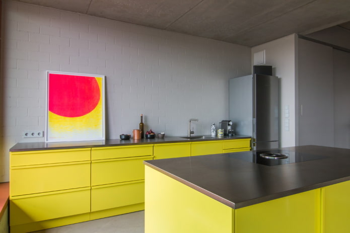 Kücheninterieur in Gelb- und Grautönen