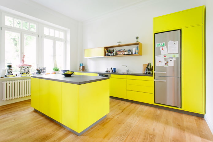 Kücheninterieur in Gelbtönen