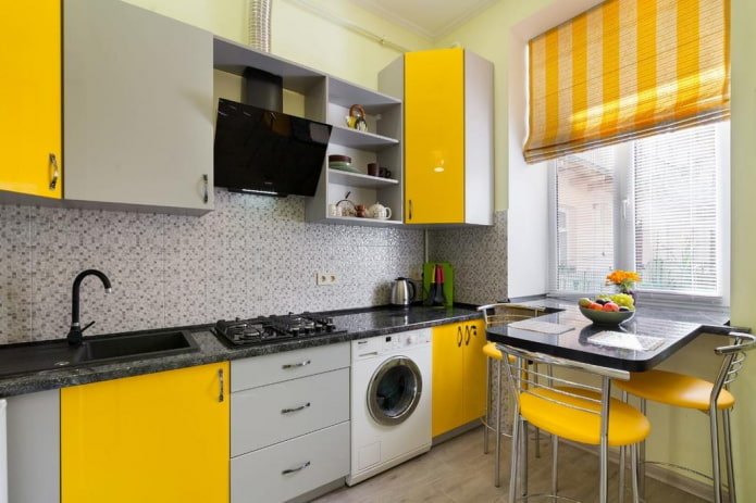Vorhänge im Kücheninterieur in Gelbtönen