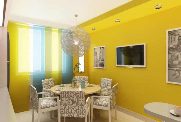 Vorhänge im Kücheninterieur in Gelbtönen