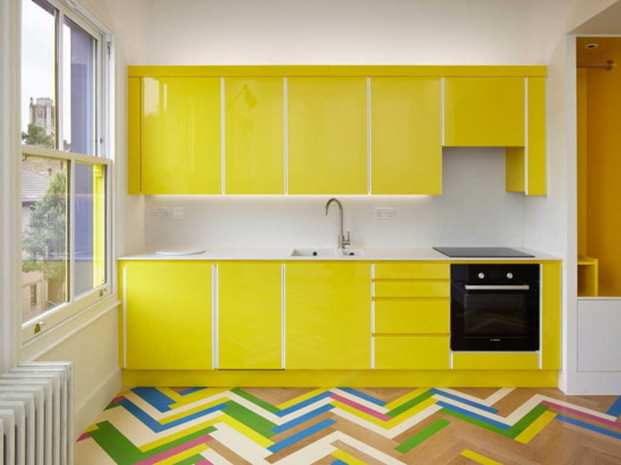 Kücheninterieur in Gelbtönen